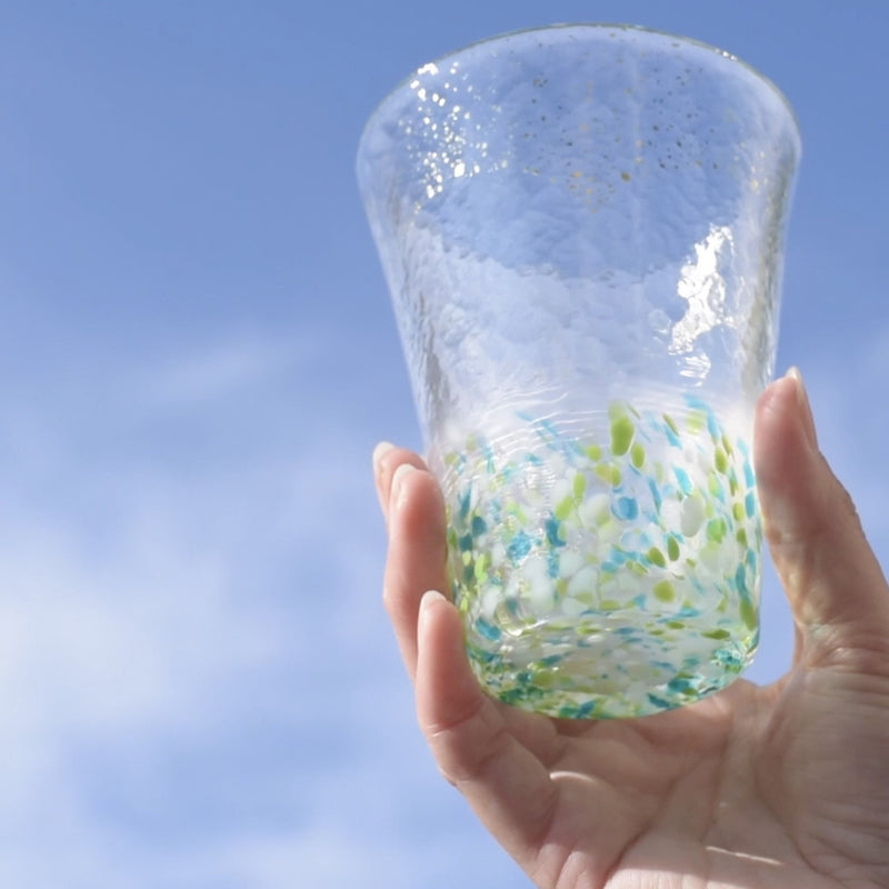 津軽びいどろ 色空 泡づくりグラス海空 ビールグラスを手で持ち上げている画像
