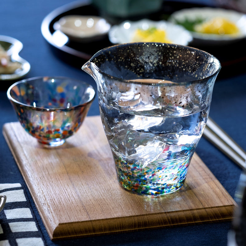 津軽びいどろ MATSURI まつり金彩片口 食卓に並ぶ酒器の画像