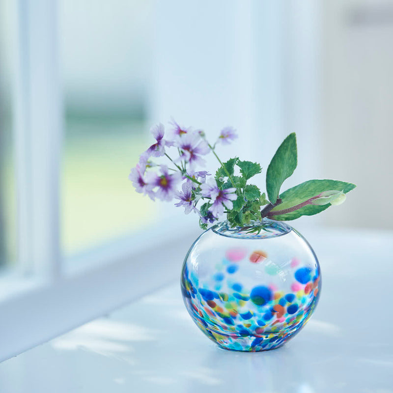 津軽びいどろ MATSURI まつり一輪挿し 切り花が活けられたガラスの花瓶の画像