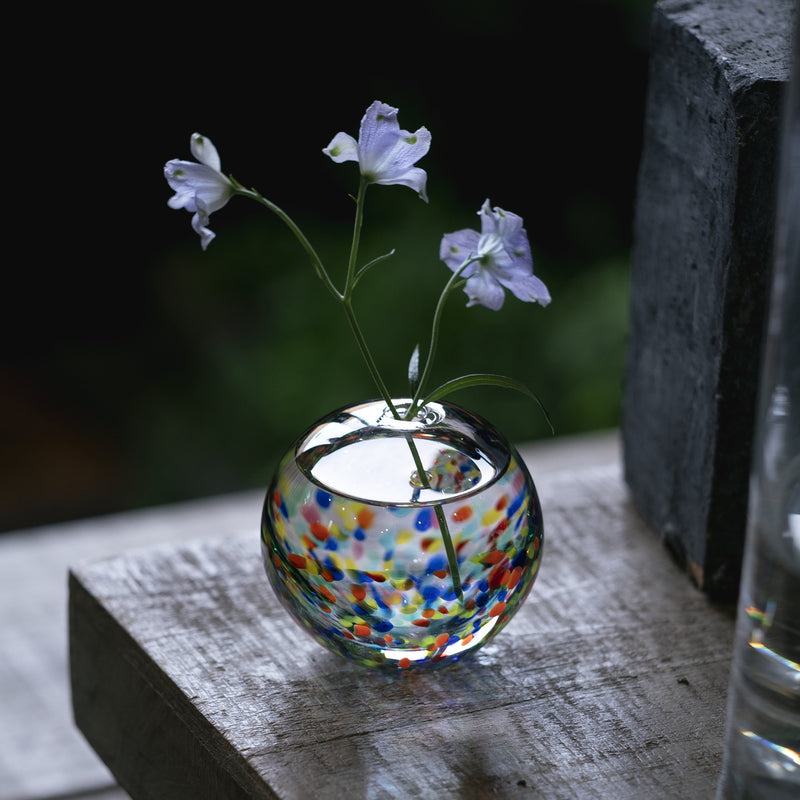 津軽びいどろ MATSURI まつり一輪挿し 切り花が活けられたガラスの花瓶の画像