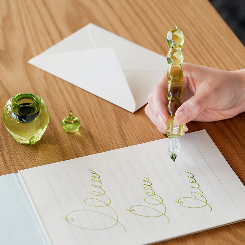 津軽びいどろ ちいさな林檎 青りんご ガラスペン太 ペン先筆 ガラスペンで線を描いている画像