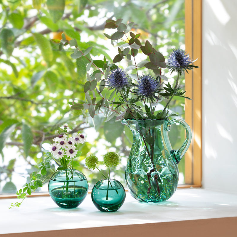 津軽びいどろ DOUBLE F -UKIDAMA EDITION- UKIDAMA 花器 大きさや形が異なる花瓶が並んでいる画像