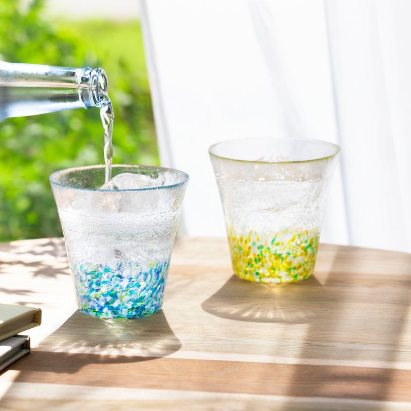 津軽びいどろ にほんの色ふうけい グラスペア夏の花 グラスに水を注いでいる画像