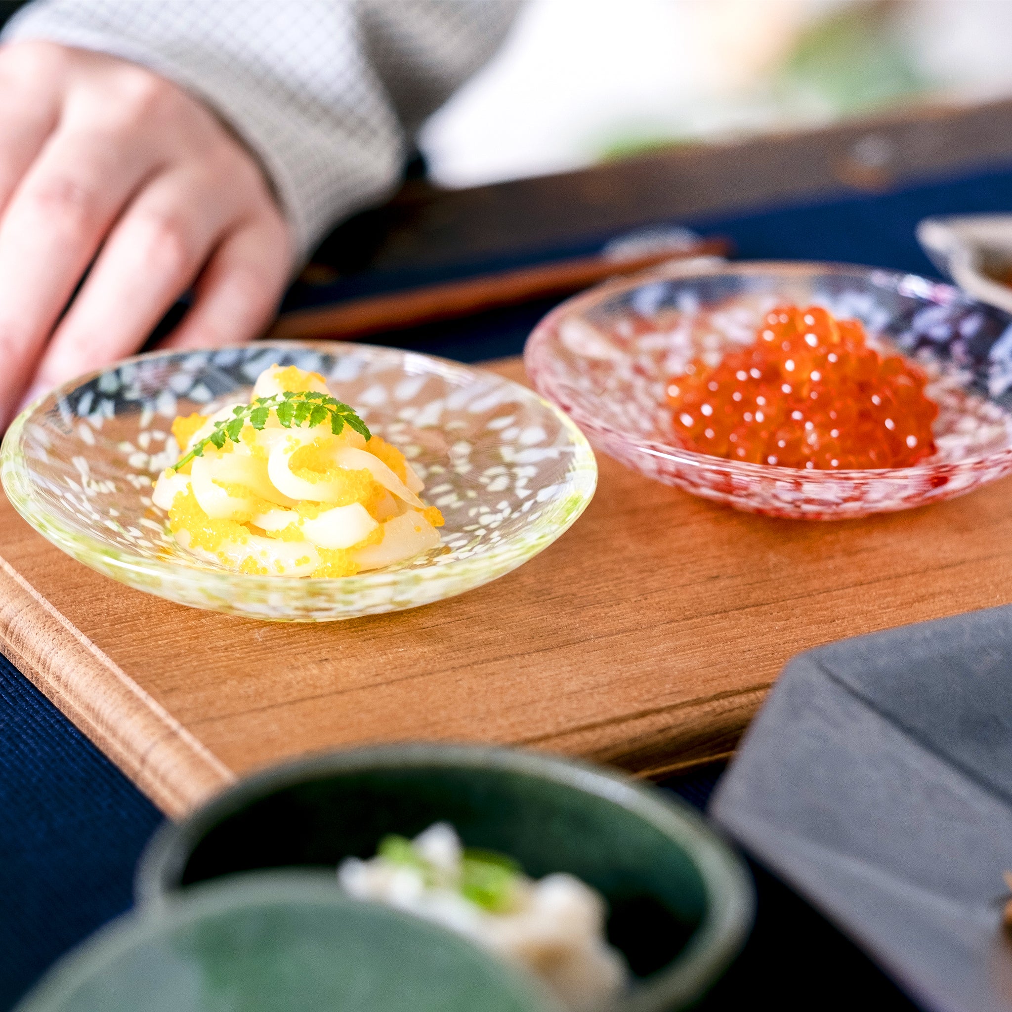 津軽びいどろ 豆皿ギフト  りんご豆皿ペアセット 食卓に並ぶガラス色違いのガラス食器の画像