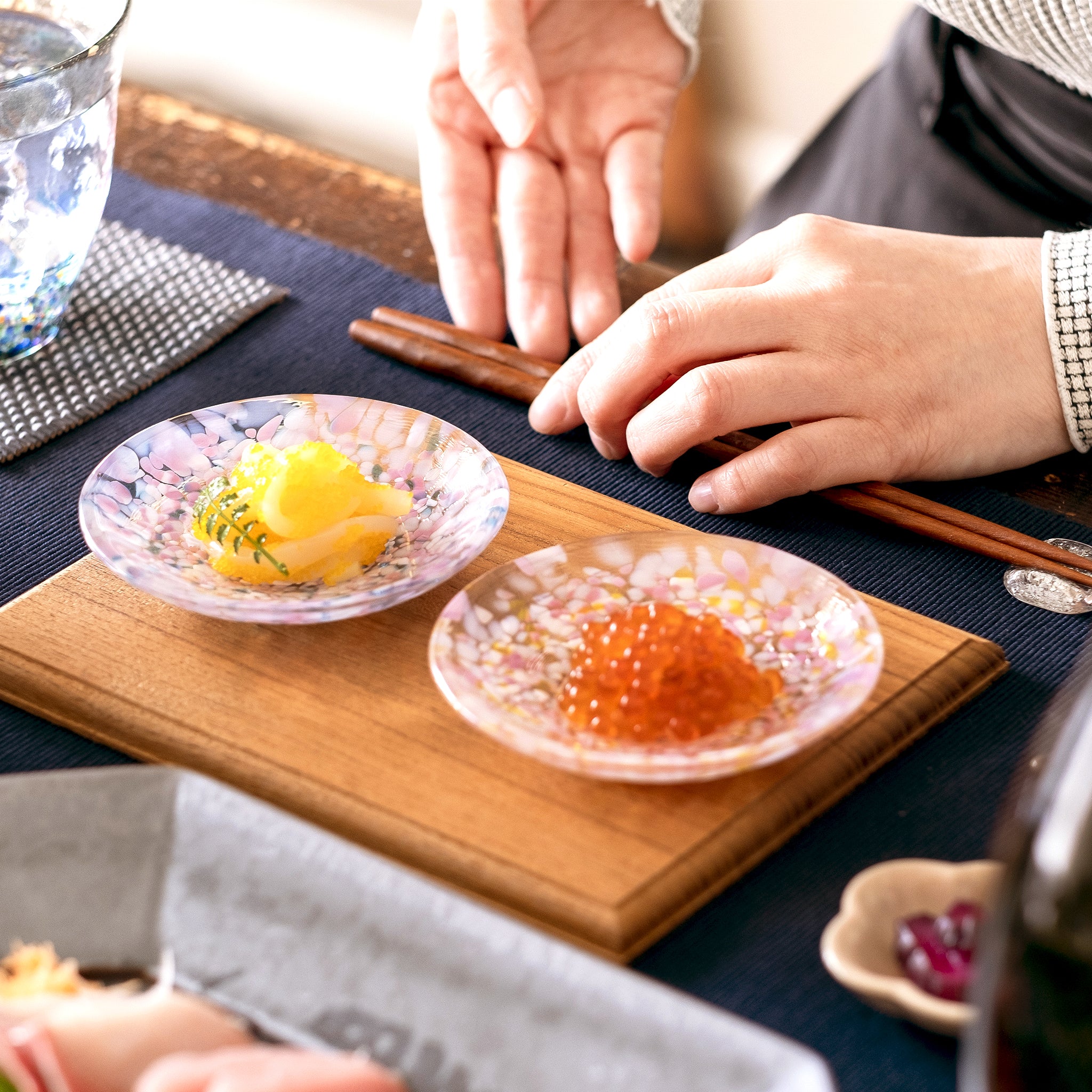 津軽びいどろ 豆皿ギフト  SAKURAペアセット菜の花と青い空料理がよそわれたガラス食器の画像