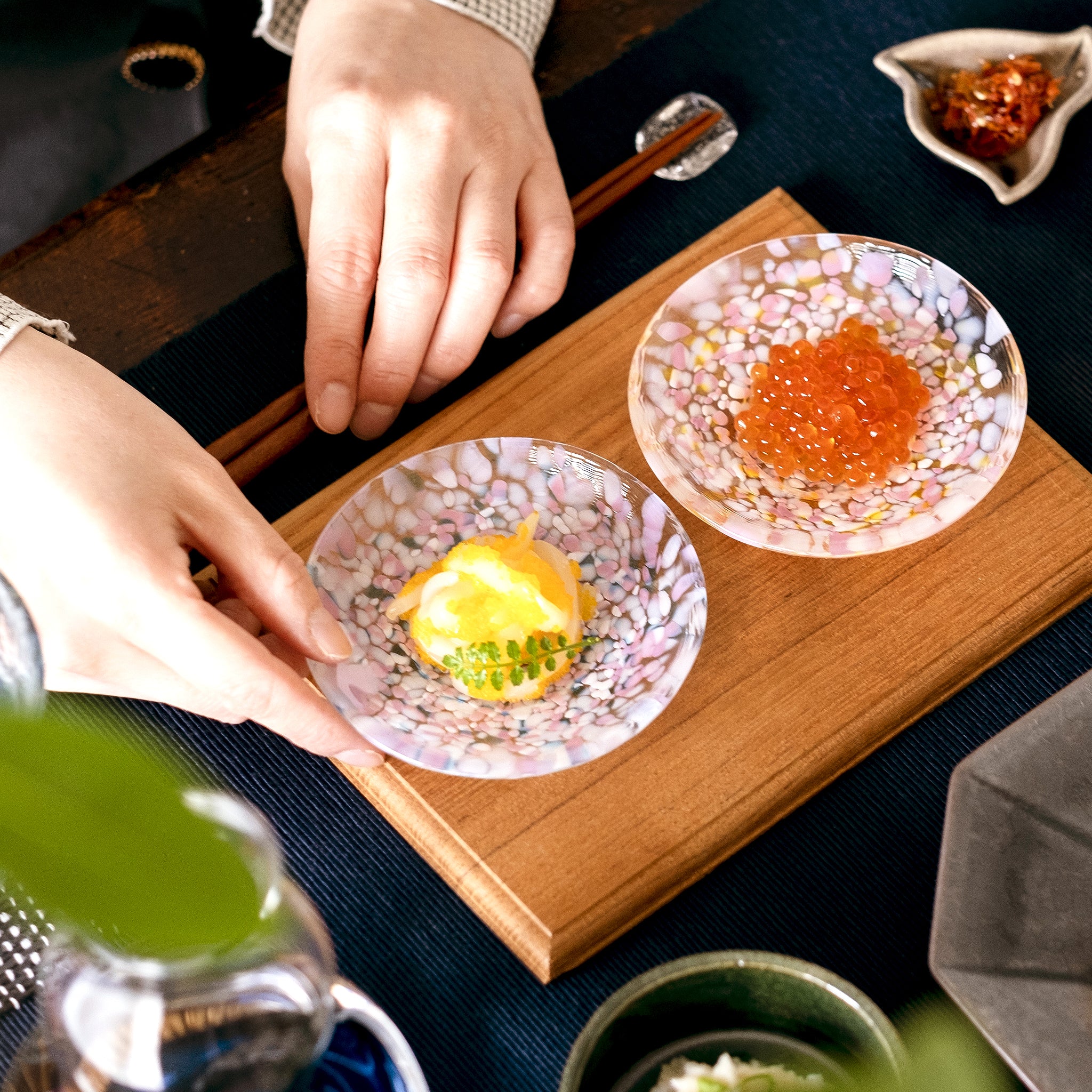 津軽びいどろ 豆皿ギフト  SAKURAペアセット菜の花と青い空　料理がよそわれたガラス食器を上から見た画像