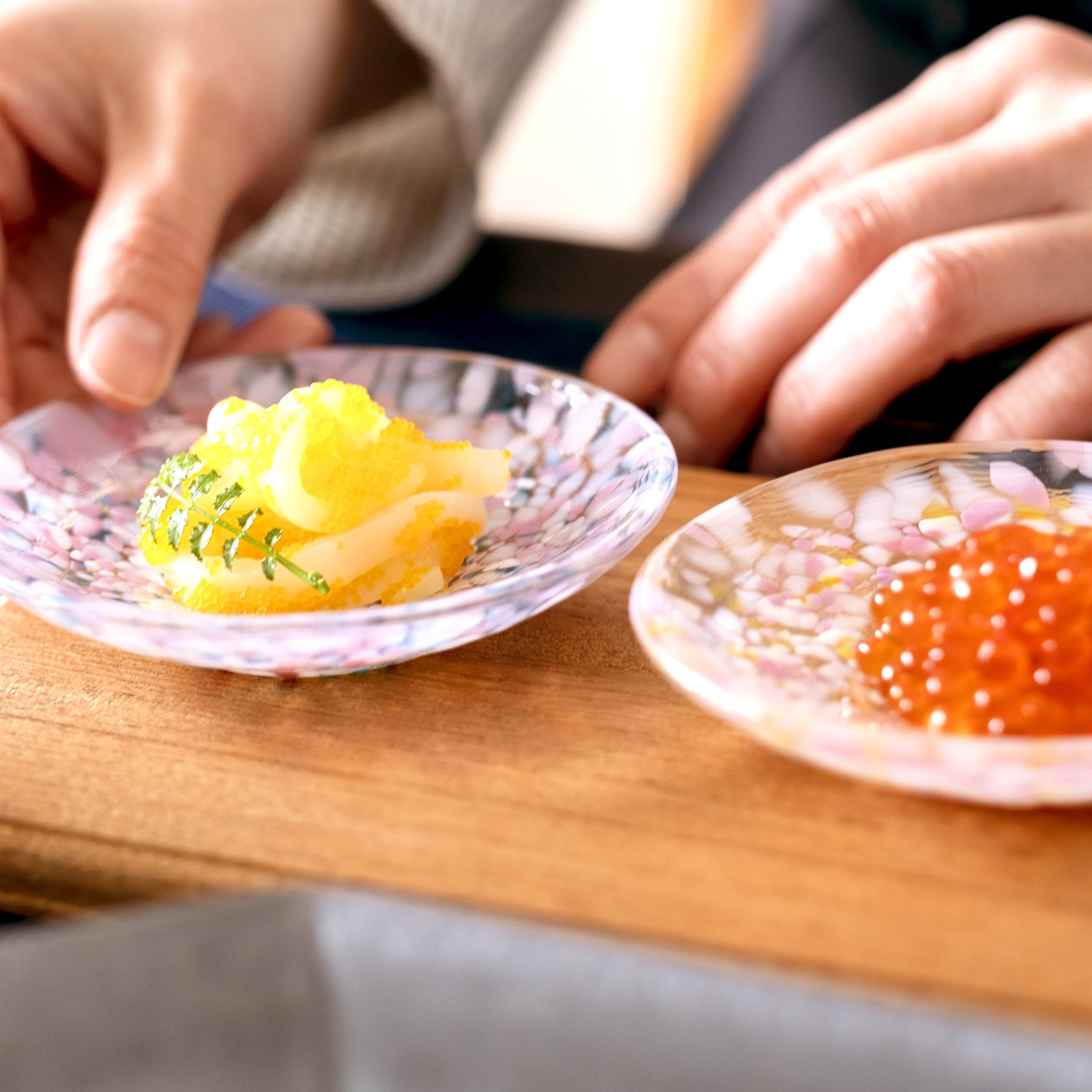 津軽びいどろ 豆皿ギフト  SAKURAペアセット菜の花と青い空　料理がよそわれたガラス食器を近くで見た画像