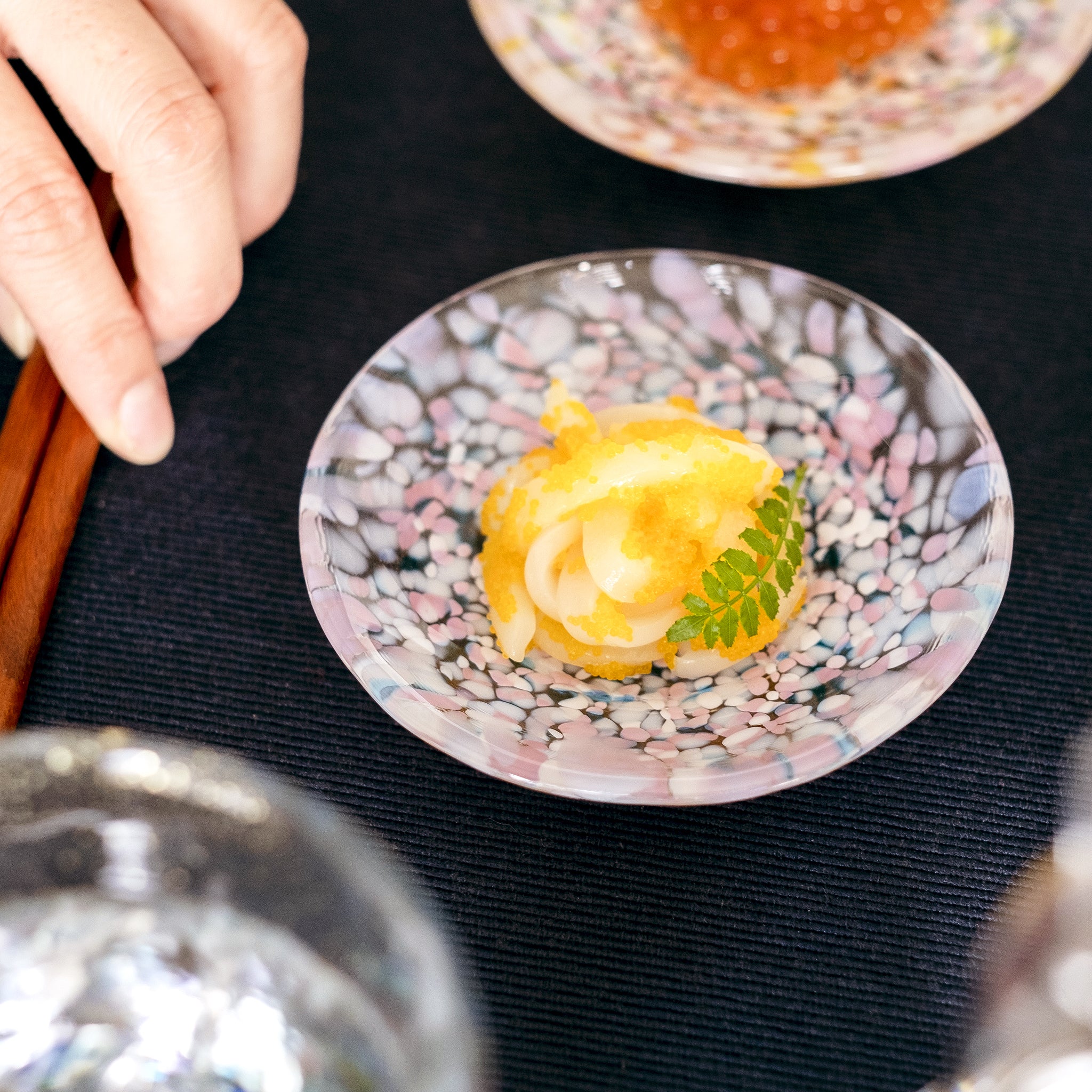 津軽びいどろ 豆皿ギフト  SAKURAペアセット菜の花と青い空　料理がよそわれたガラス食器を近くで見た画像