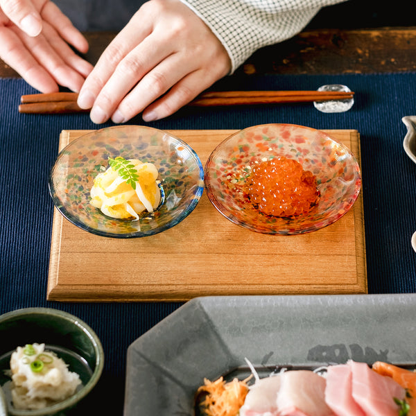 津軽びいどろ 豆皿ギフト  MATSURI金彩ペアセット 食卓に並ぶ色違いのガラス食器の画像
