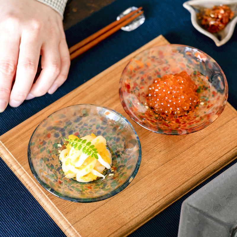 津軽びいどろ 豆皿ギフト  MATSURI金彩ペアセット　料理がよそわれた色違いのガラス食器の画像