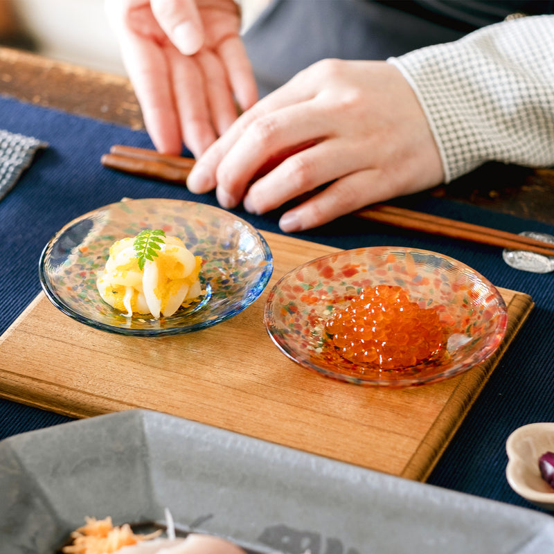 津軽びいどろ 豆皿ギフト  MATSURI金彩ペアセット　料理がよそわれた色違いのガラス食器の画像