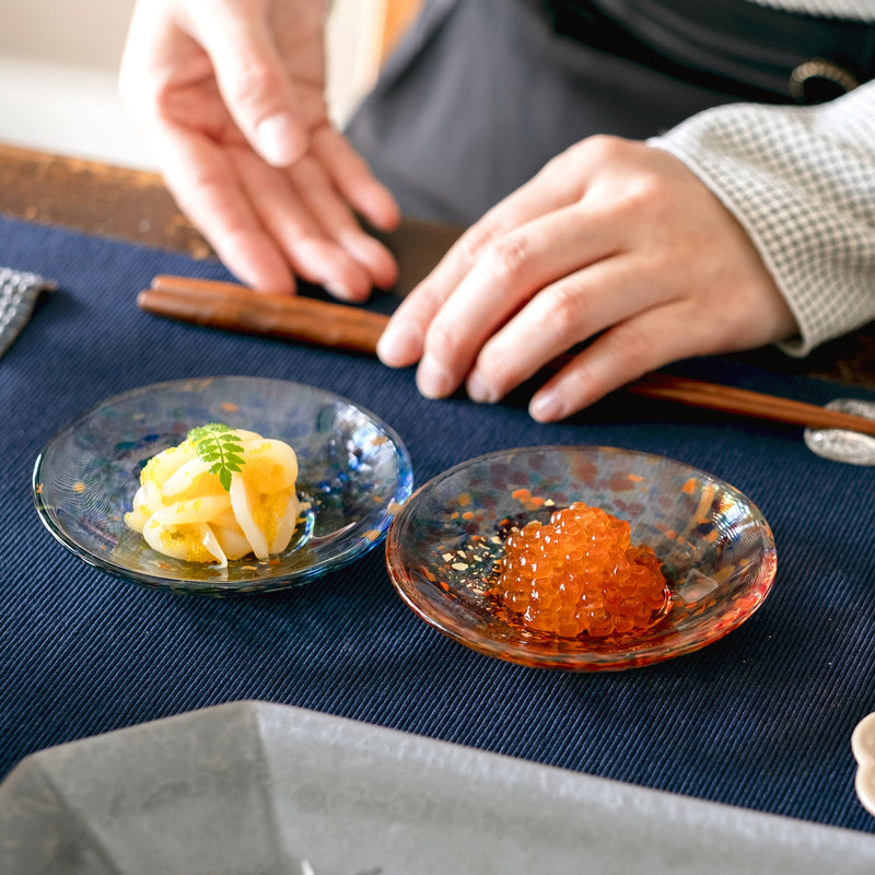 津軽びいどろ 豆皿ギフト  MATSURI金彩ペアセット　料理がよそわれたガラス食器の画像