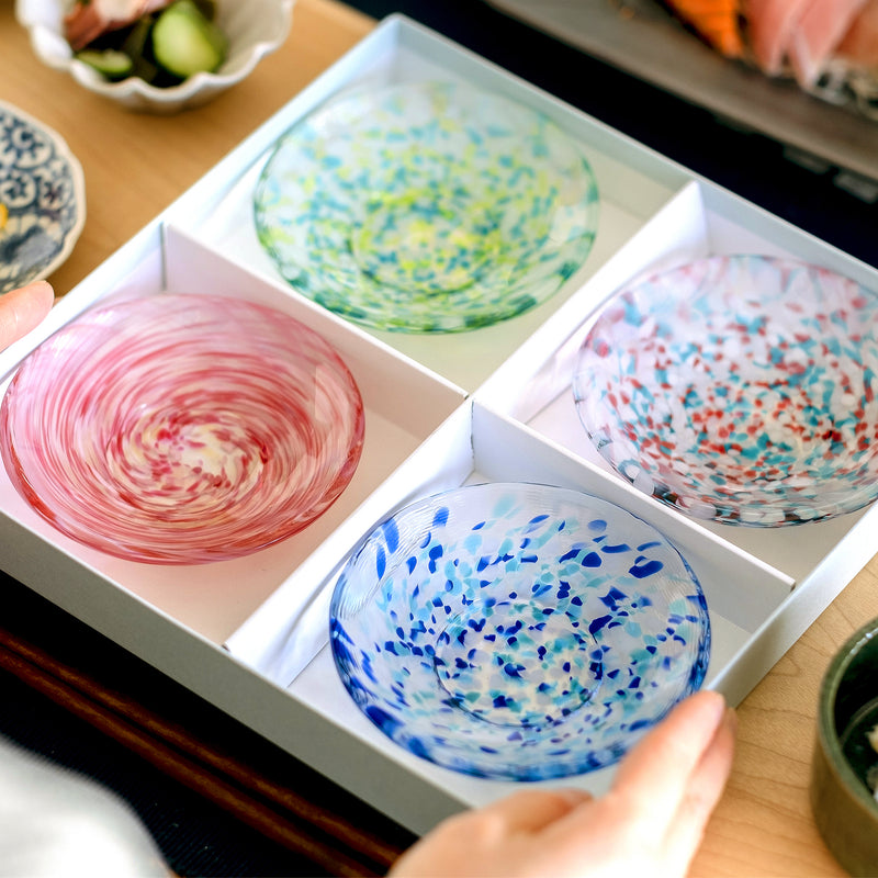 津軽びいどろ 豆皿ギフト  色色豆皿彩合わせセット 色違いのガラス食器が入った化粧箱を手で持っている画像