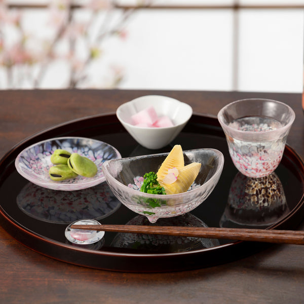 津軽びいどろ さくらさくら sakura豆皿 お盆に乗っている小皿や盃の画像