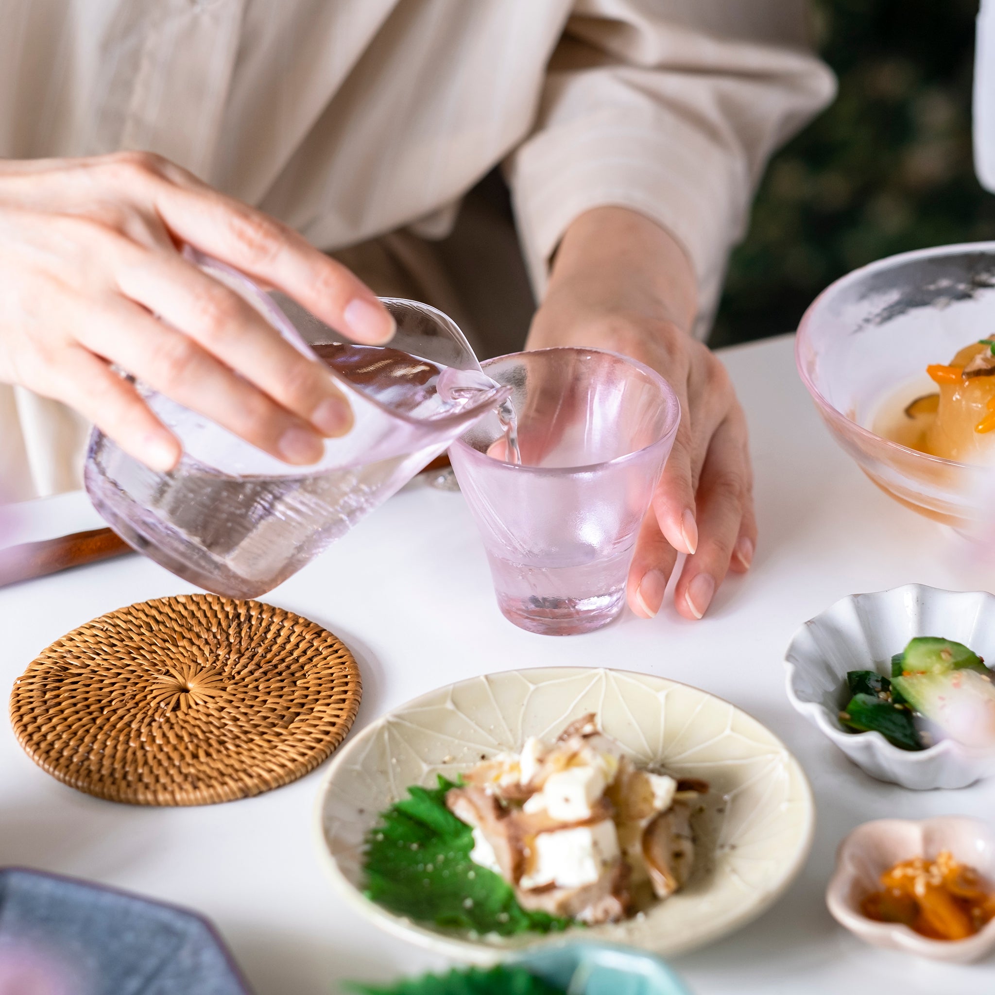 津軽びいどろ 耐熱さくら 耐熱片口 片口で盃に日本酒を注いでいる画像