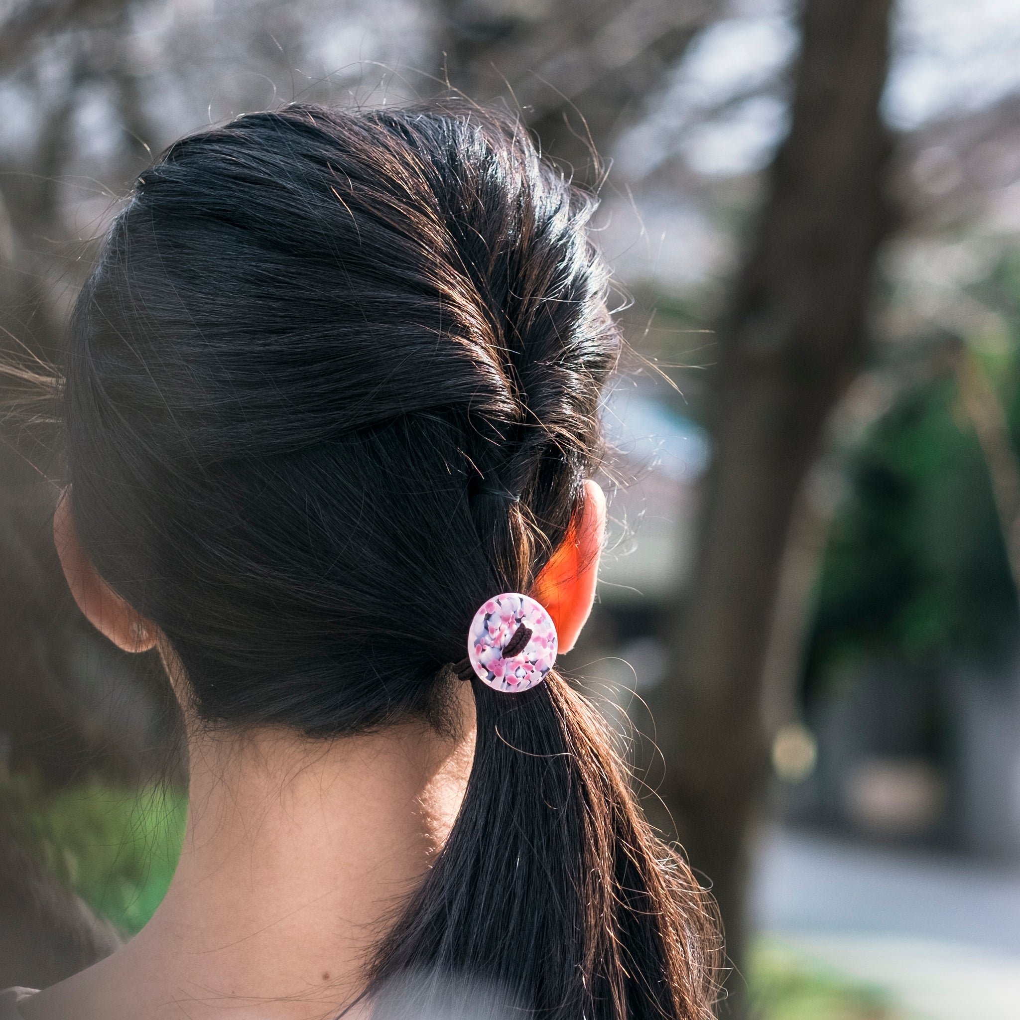 津軽びいどろ さくらさくら ヘアゴムSAKURA ヘアゴムで髪を結んでいる画像