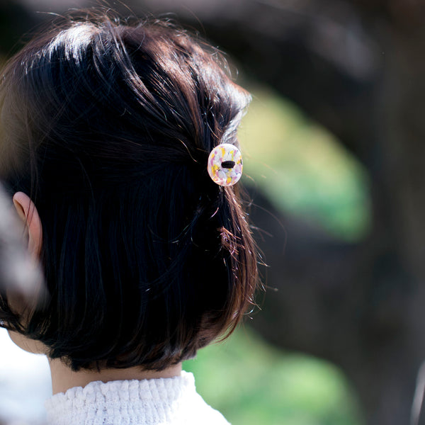 津軽びいどろ さくらさくら ヘアゴム桜と菜の花 ヘアゴムで髪を結んでいる画像