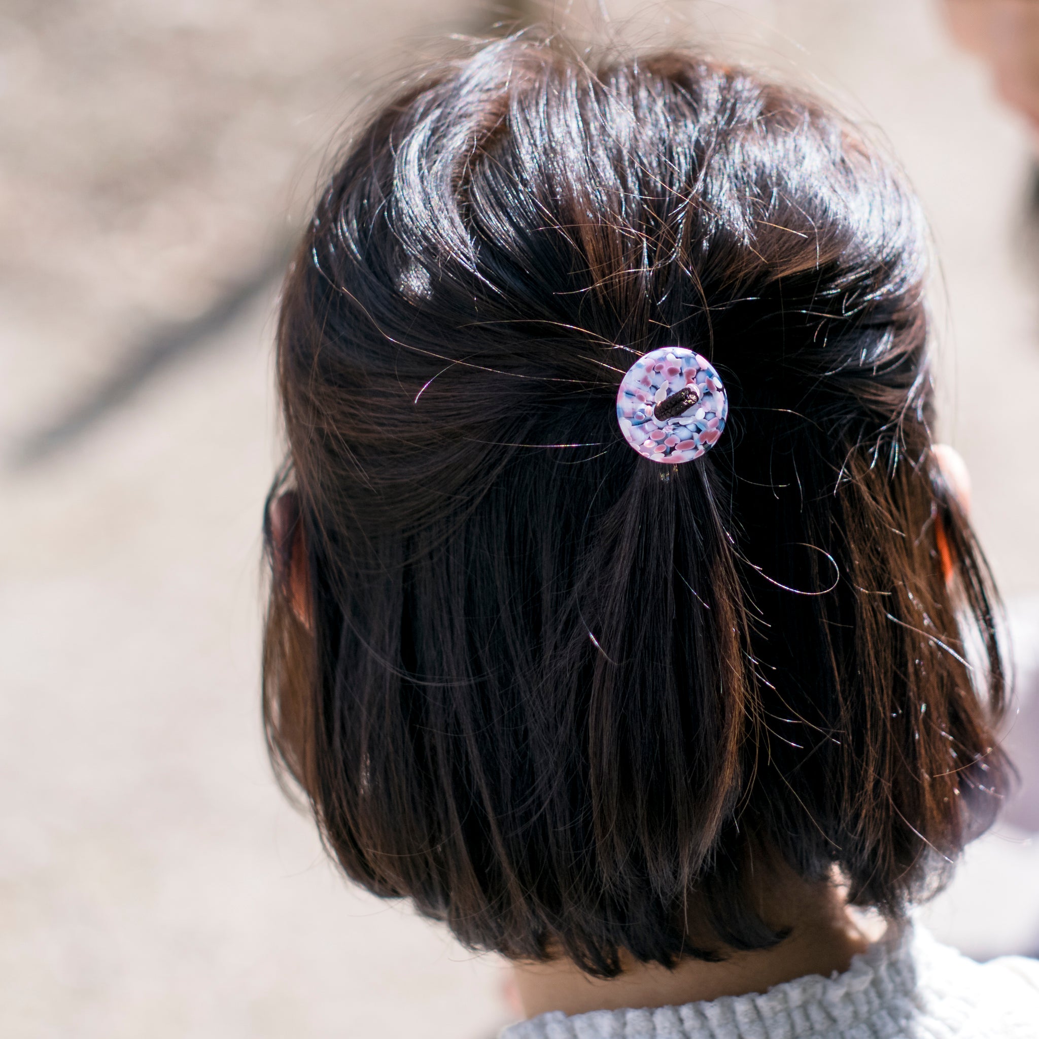 津軽びいどろ さくらさくら ヘアゴム桜と青い空 ヘアゴムで髪を結んでいる画像