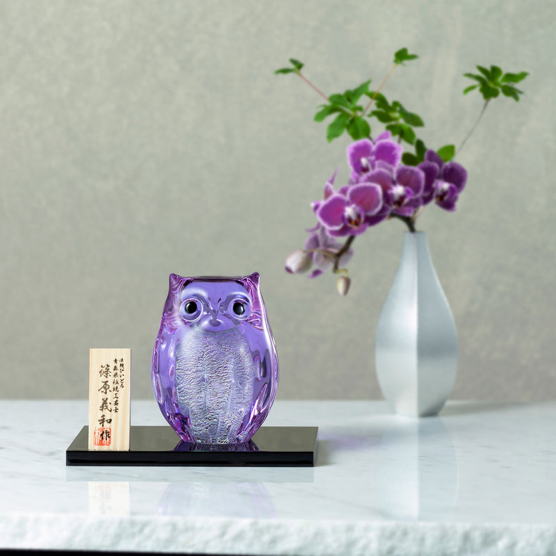 津軽びいどろ 親ふくろう (紫苑)　花と飾られているオーナメントの画像