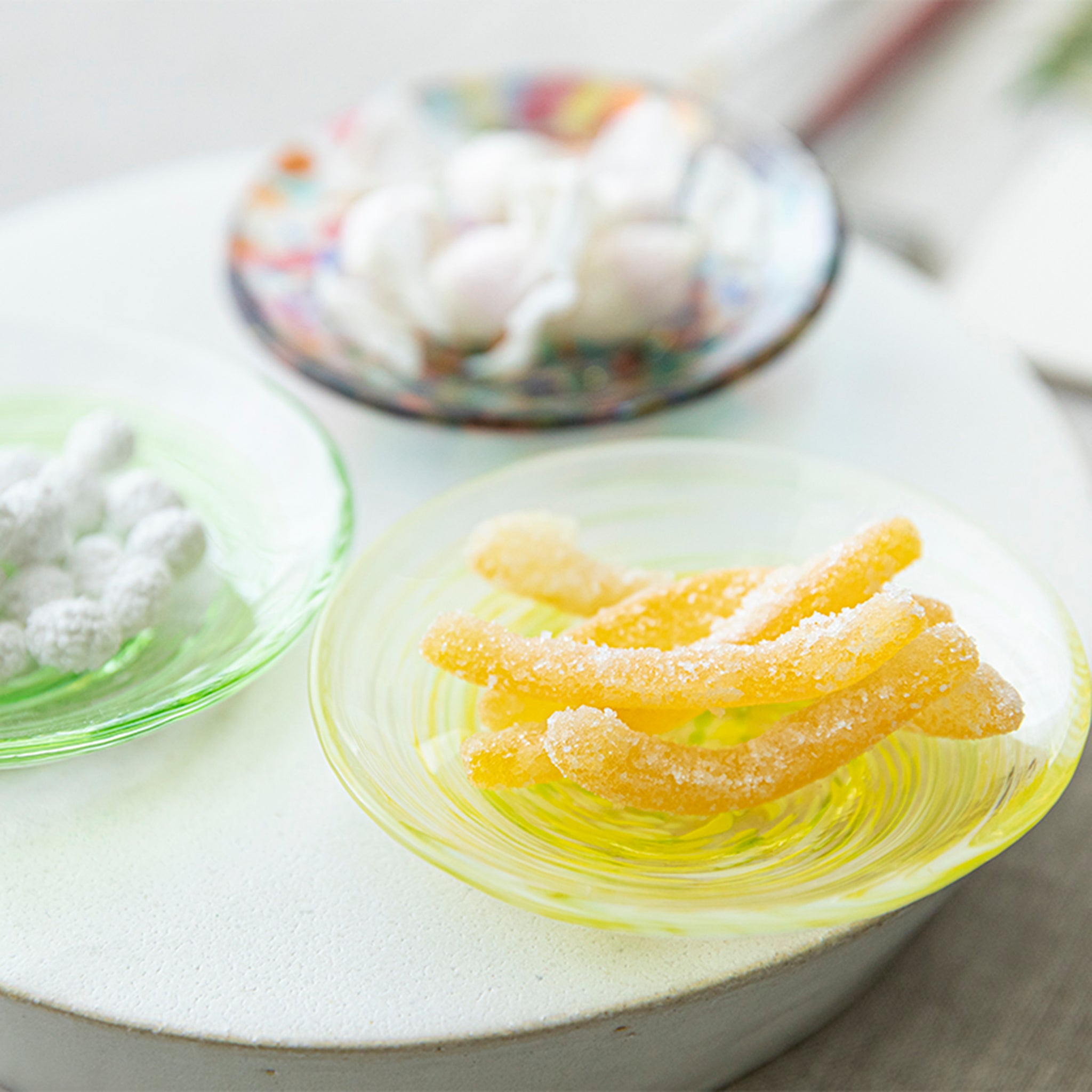 津軽びいどろ 色色豆皿 菜の花 お菓子が乗った小皿の画像