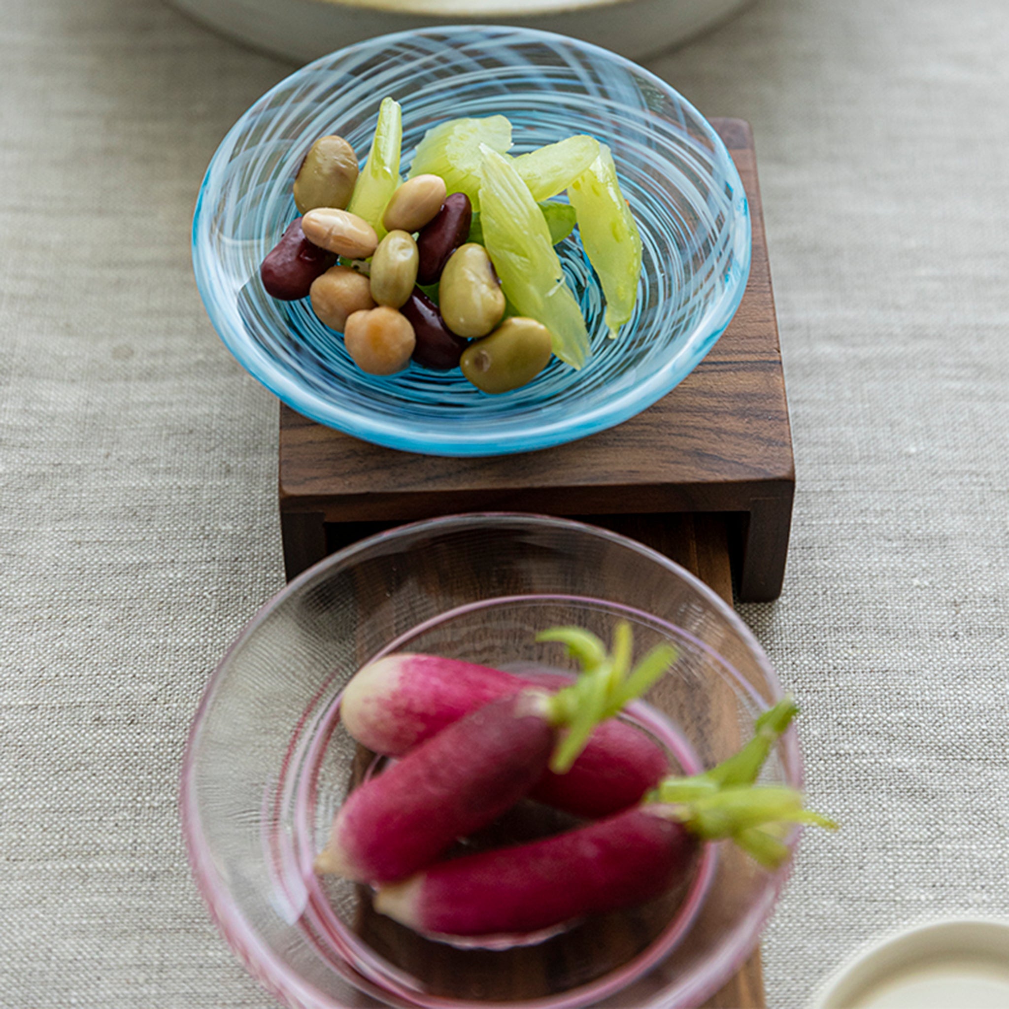 津軽びいどろ 色色豆皿 勿忘草 豆や野菜が乗った小皿の画像