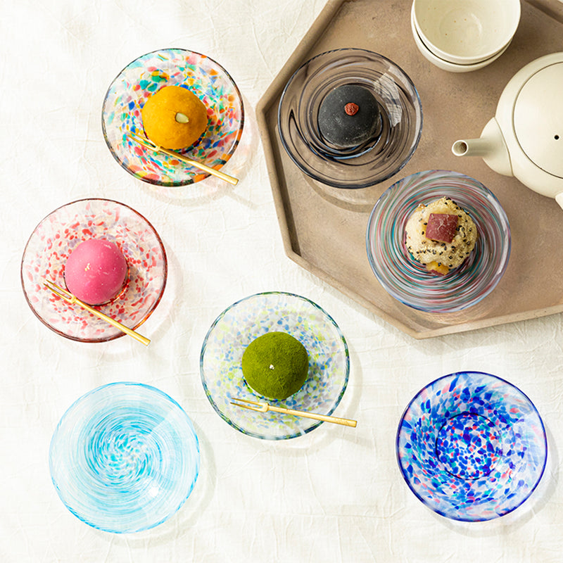 津軽びいどろ 色色豆皿 夏海 和菓子が乗った色違いの小皿が並んでいる画像