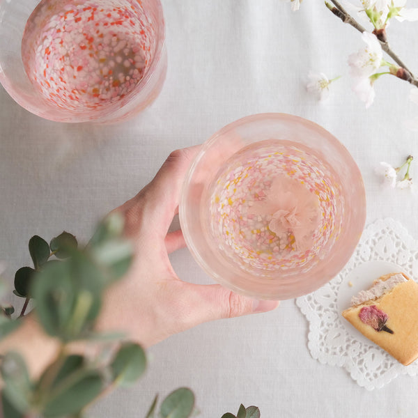  津軽びいどろ さくらさくら 桜と菜の花 フリーカップ グラスを手で持っている画像