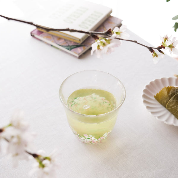 津軽びいどろ さくらさくら 桜と新緑 フリーカップ 緑茶が注がれたグラスの画像