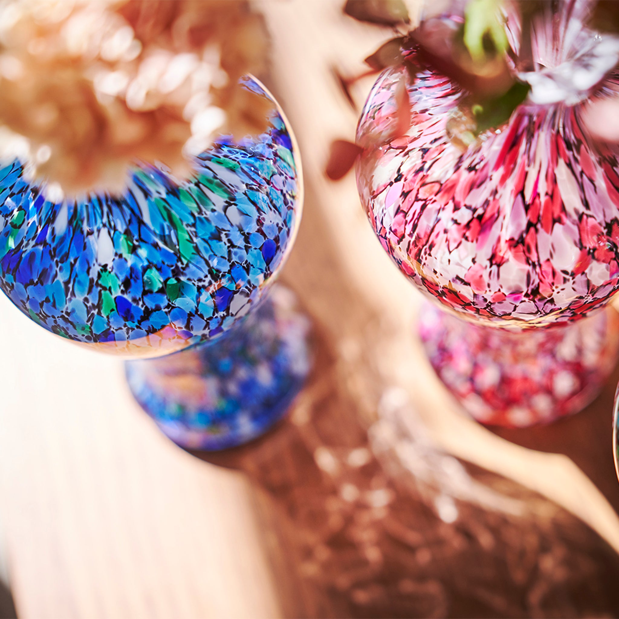 津軽びいどろ工房 津軽ごよみ ミニ花器 夏泊の白波 色違いの花瓶を上から見た画像