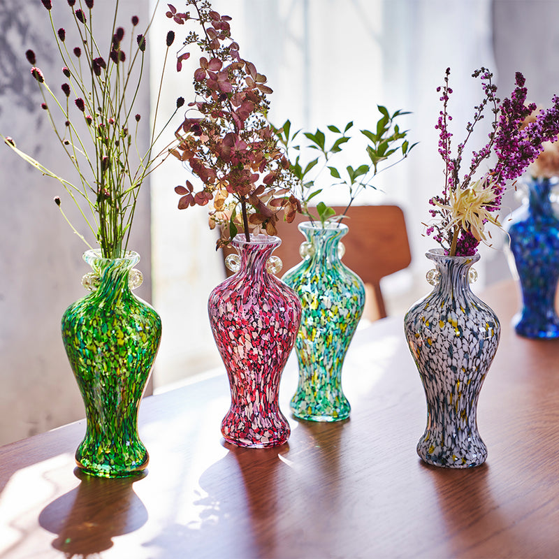 津軽びいどろ工房 津軽ごよみ ミニ花器 十和田の万緑 花材が活けられた色違いの花瓶がテーブルに並んでいる画像