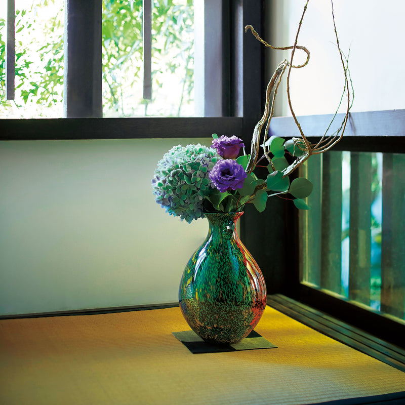 津軽びいどろ 口すぼまり 花器十和田 花材が活けられた花瓶の画像