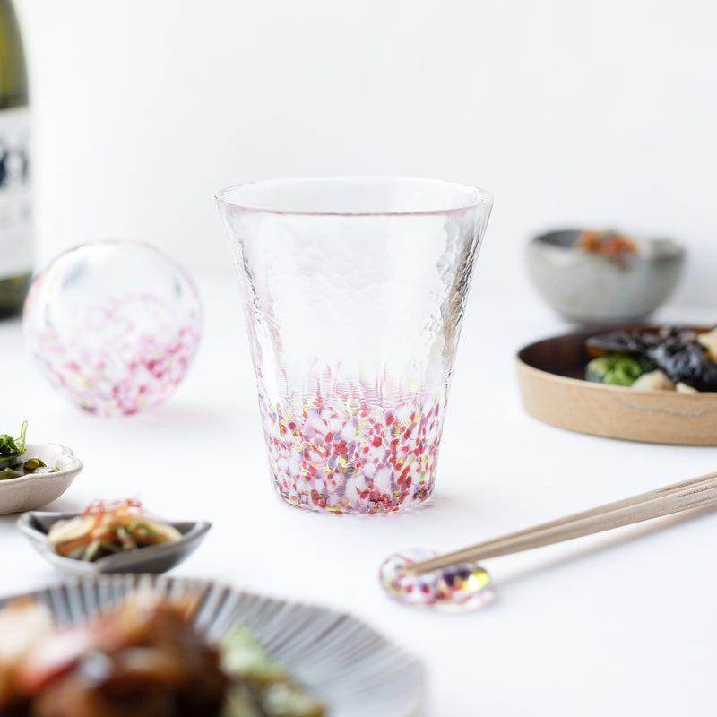 津軽びいどろ にほんの色ふうけい タンブラー舞う桜　食卓に並ぶグラスの画像