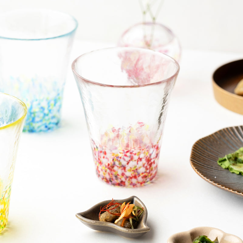 津軽びいどろ にほんの色ふうけい タンブラー舞う桜　食事と並んでいるグラスの画像