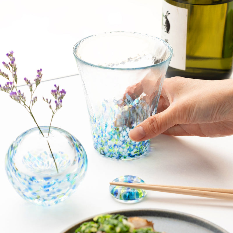 津軽びいどろ にほんの色ふうけい タンブラー紫陽花　日本酒と並んでいるグラスの画像