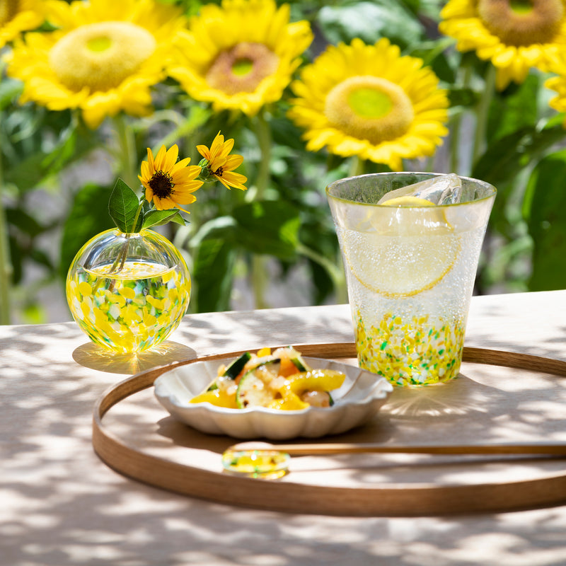  津軽びいどろ にほんの色ふうけい タンブラー向日葵　お盆に小皿とグラスが乗っている画像