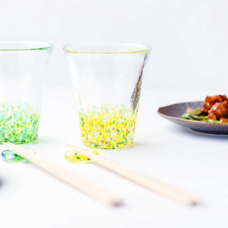  津軽びいどろ にほんの色ふうけい タンブラー向日葵　食卓に並ぶ色違いのグラスの画像