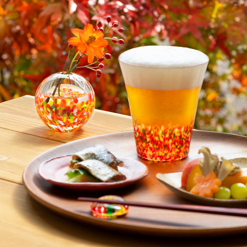 津軽びいどろ にほんの色ふうけい タンブラー紅葉山 お盆に小皿とグラスが並んでいる画像