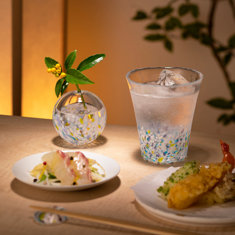 津軽びいどろ にほんの色ふうけい タンブラー雪の灯 食卓に並ぶグラスの画像