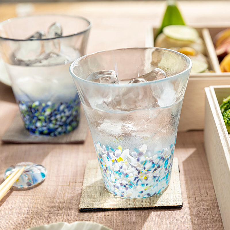 津軽びいどろ にほんの色ふうけい タンブラー雪の灯 食卓に並ぶ色違いのグラスの画像