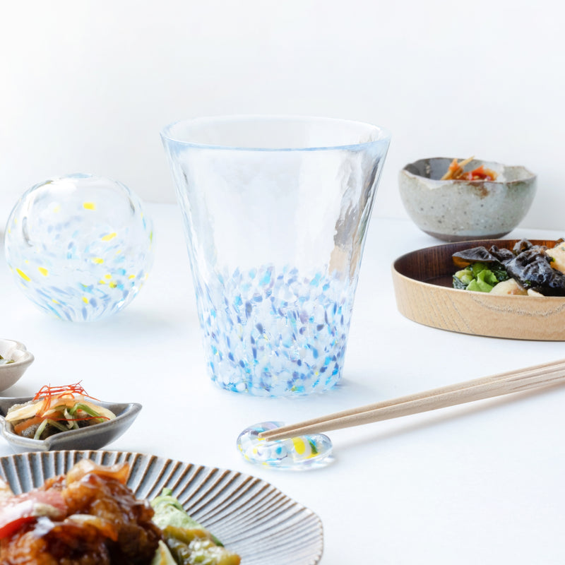 津軽びいどろ にほんの色ふうけい タンブラー雪の灯 食卓に並ぶグラスと花瓶の画像