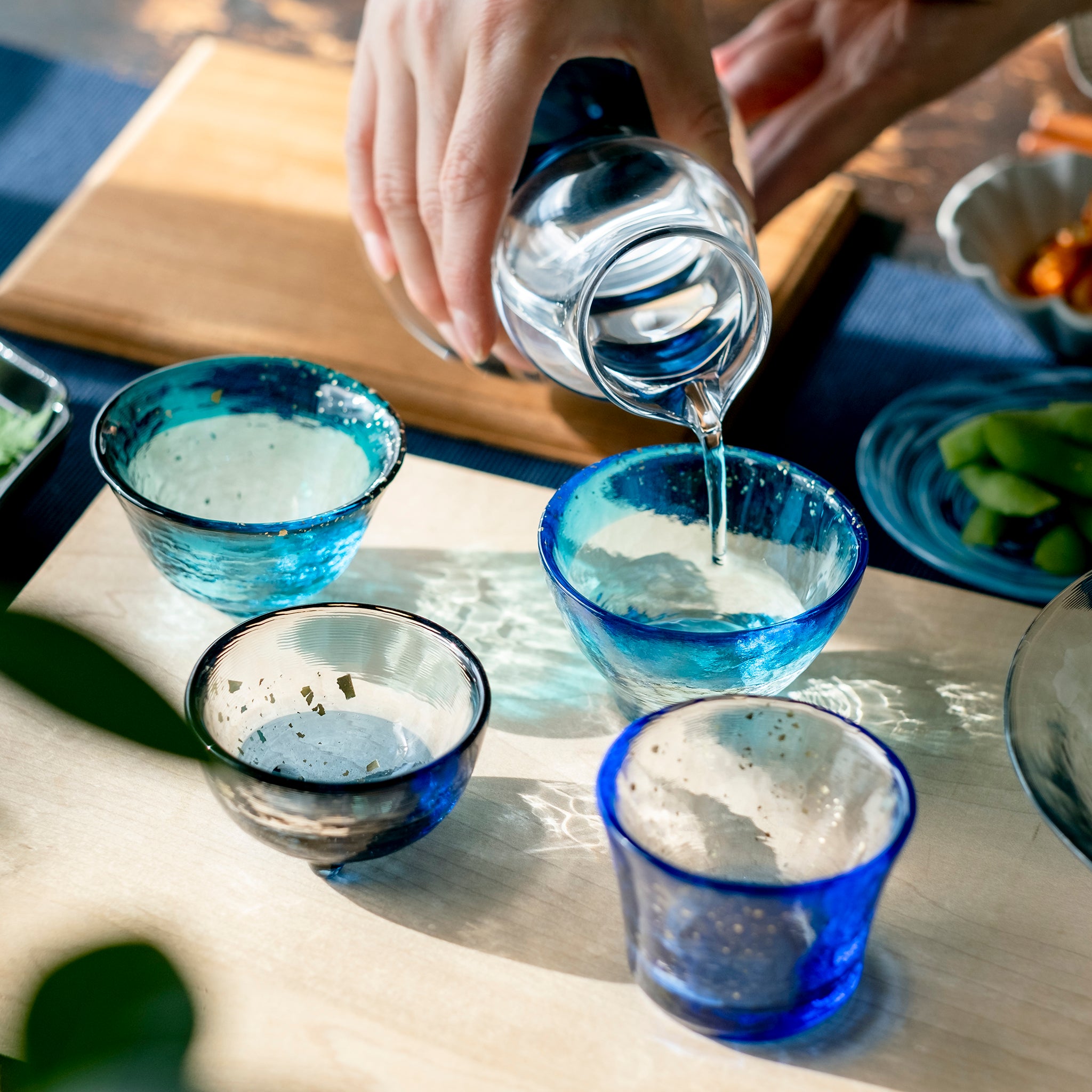 津軽びいどろ あおもりの海 盃 太平洋 盃に日本酒を注いでいる画像