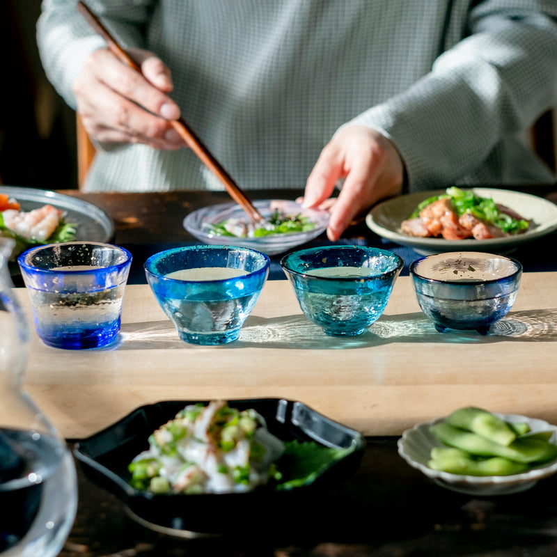  津軽びいどろ あおもりの海 盃 日本海 色違いの盃が食卓に並んでいる画像