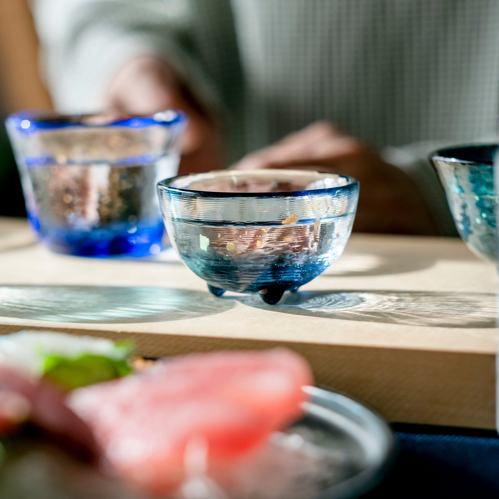 津軽びいどろ あおもりの海 盃 陸奥湾 日本酒が注がれた盃の画像