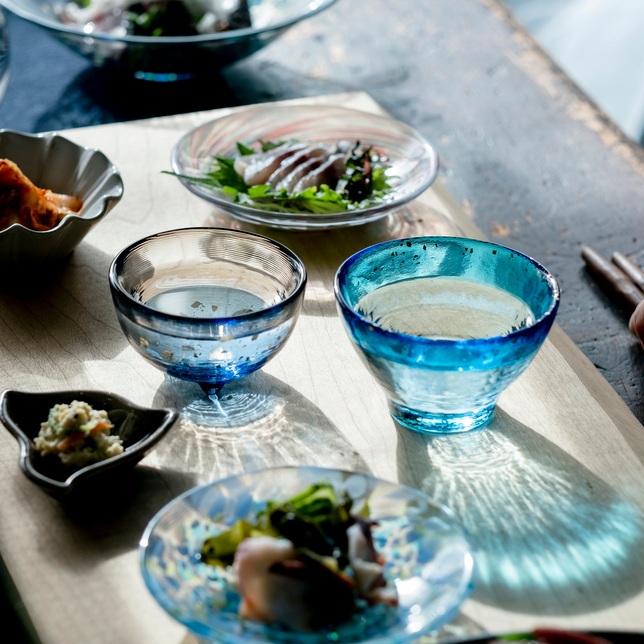 津軽びいどろ あおもりの海 盃 陸奥湾 食卓に並ぶ盃の画像